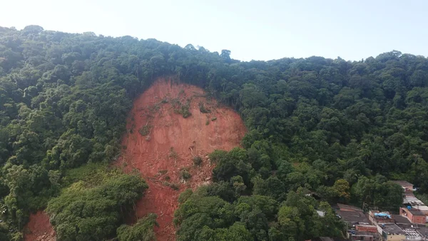 imagem colorida mostra deslizamento de terra no guaruja; Defesa Civil fará testes com sirene - metrópols