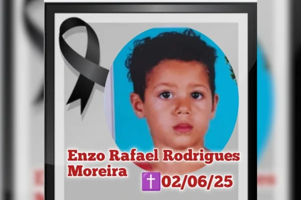 Imagem colorida de um menino branco de 3 anos morto após ser atingido por uma viga de madeira - Metrópoles