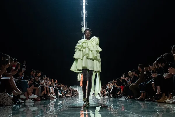 Aniversariante do dia, Adut Akech é eleita Modelo do Ano 2018