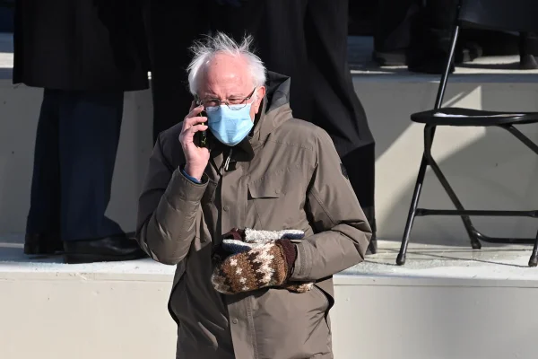 Luvas de Bernie Sanders na posse de Joe Biden