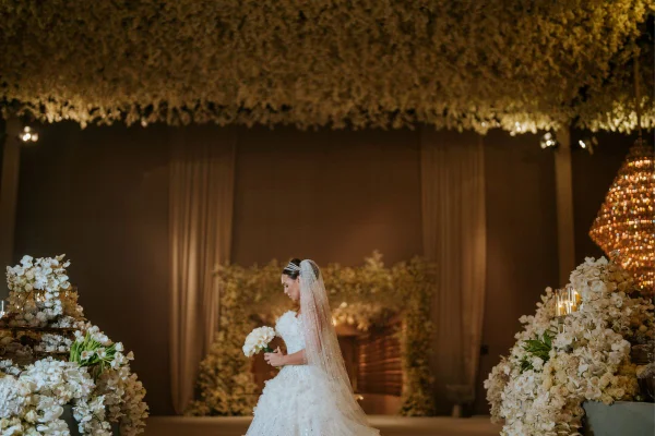 Decoração de casamento milionário teve 250 mil rosas; veja detalhes