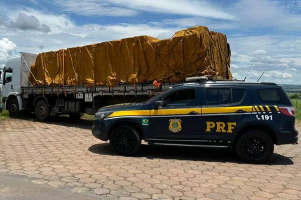 Caminhão e viatura da policia rodoviaria federal