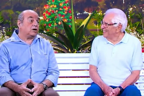 Imagem colorida feita pelo SBT usando IA para promover "encontro" entre Carlos Alberto e o pai, Manoel de Nóbrega - Metrópoles