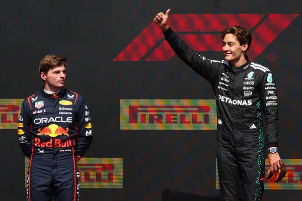 Foto colorida de Russell e Verstappen no pódio do GP do Canadá de Fórmula 1 -Metrópoles