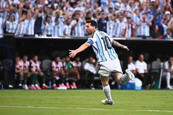 Lionel Messi comemorando gol da Argentina sobre a Argélia