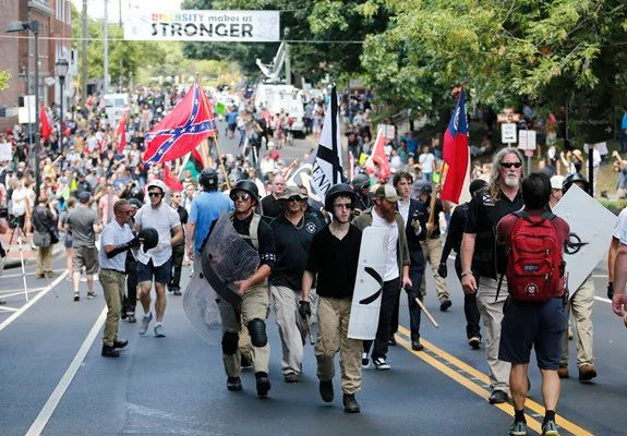 Onda de violência em Charlottesville, no Estado de Virginia (EUA), na manhã deste sábado (12), antes do início de um protesto marcado por grupos defensores da supremacia branca. Supremacistas e grupos opositores da manifestação atiraram objetos, além de trocar ofensas, socos e chutes entre si durante o ato. De acordo com a polícia, alguns manifestantes foram detidos e ao menos duas pessoas ficaram feridas. O presidente dos EUA, Donald Trump, condenou a violência que desencadeou na cidade. Onda de violência em Charlottesville, no Estado de Virginia (EUA), na manhã deste sábado (12), antes do início de um protesto marcado por grupos defensores da supremacia branca. Supremacistas e grupos opositores da manifestação atiraram objetos, além de trocar ofensas, socos e chutes entre si durante o ato. De acordo com a polícia, alguns manifestantes foram detidos e ao menos duas pessoas ficaram feridas. O presidente dos EUA, Donald Trump, condenou a violência que desencadeou na cidade.