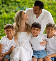 Pedro Rodríguez posa com a esposa e os três filhos