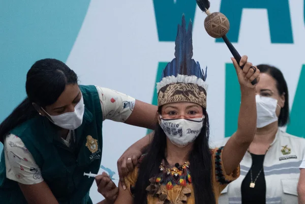 Enfermeira indígena, Vanda Ortega é a primeira pessoa a ser vacinada. no AM