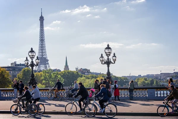 Amanda Guerra dá dicas do que fazer e onde comer em Paris