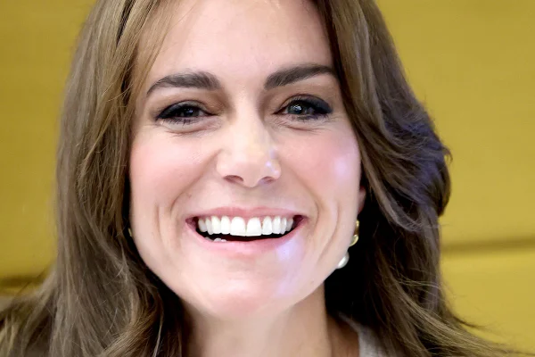 Foto colorida de rosto de mulher sorrindo - Metrópoles