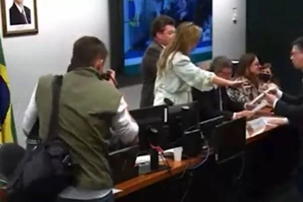 Vídeo. Parlamentar bate em mesa de deputada e ela reage: “Faria com um homem?” - destaque galeria