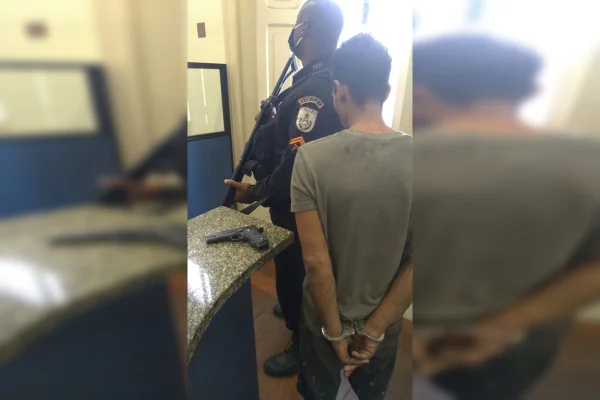 Rio: homem é preso por roubo de veículo após ser flagrado por câmeras