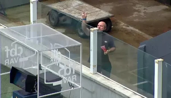 Torcedor do Santos joga sal grosso