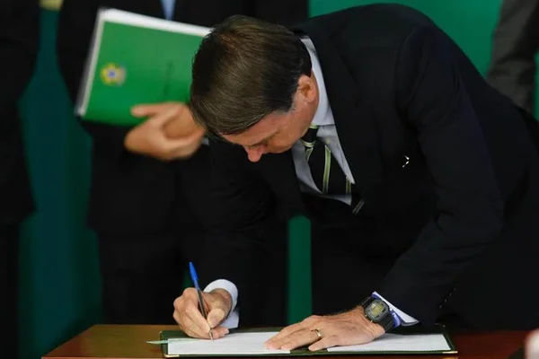 Em vídeo do Planalto, bala vira caneta ao falar de decreto sobre armas