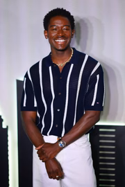 Damson Idris usa camisa listrada em photocall do filme F1, no México