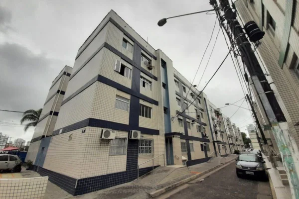 Homem de 45 anos foi preso por tentativa de feminicídio. A mulher de 76 anos caiu da janela de seu apartamento no BNH de Santos - Metrópoles
