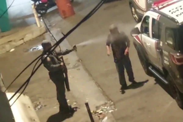 Momento em que PM joga spray de pimenta contra morador do Heliópolis. - Metrópoles