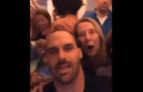 Eduardo posta foto com passageiros em voo: “Robô e tia do zap”