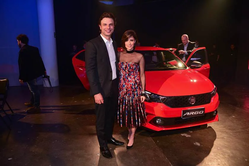 Sensual, Bruna Marquezine rouba a cena com fenda infinita em evento - imagem 8 Sensual, Bruna Marquezine rouba a cena com fenda infinita em evento - imagem 8