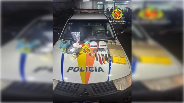 Capô de viatura com drogas - Metrópoles