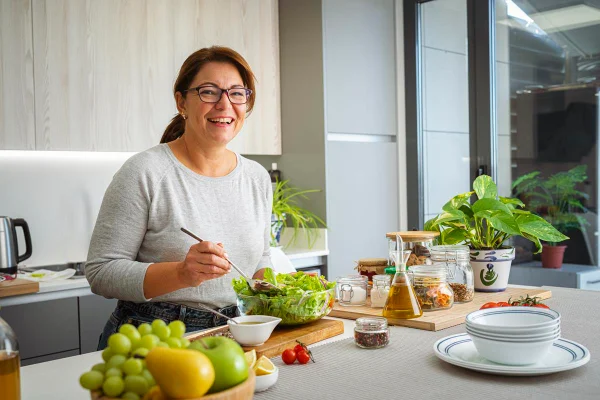 Foto colorida de uma mulher comendo - Metrópoles