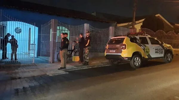 Imagem colorida de frente da casa onde filho matou o próprio pai, em Curitiba - Metrópoles