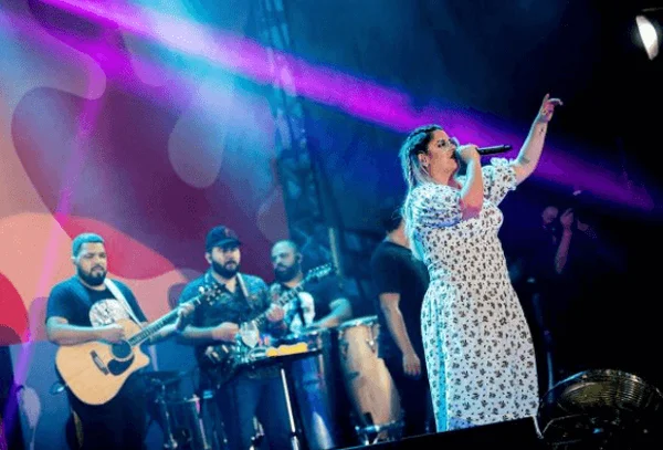 Marília Mendonça já compôs música sobre caso de amor e avião