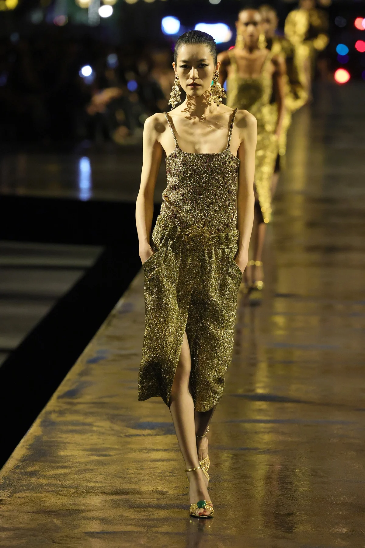A Saint Laurent voltou ao Trocadéro em 29 de setembro de 2025 para a coleção Primavera/Verão 2026, com a Torre Eiffel ao fundo. O desfile de hoje aconteceu exatamente um ano depois, no mesmo local e na mesma data A Saint Laurent voltou ao Trocadéro em 29 de setembro de 2025 para a coleção Primavera/Verão 2026, com a Torre Eiffel ao fundo. O desfile de hoje aconteceu exatamente um ano depois, no mesmo local e na mesma data