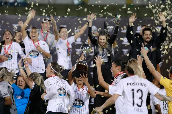 Corinthians é xingado após defender o time feminino: “Hipócrita”