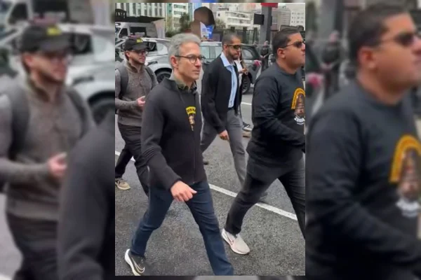 Imagem colorida de Romeu Zema na Avenida Paulista