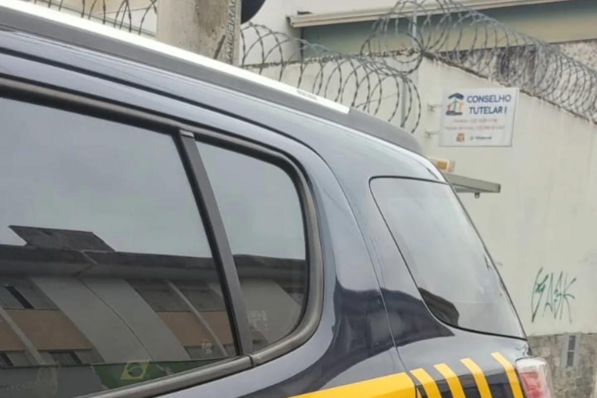 PRF resgata menina de 11 anos que fugiu da avó e se escondeu entre caminhões na Dutra
