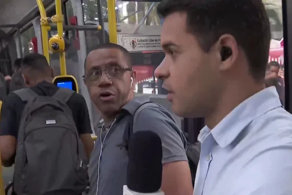 Homem surpreende repórter ao dizer que deve pensão ao vivo. Veja vídeo