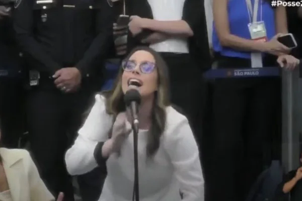 ZOE MARTINEZ TOMA POSSE E FAZ ODE A BOLSONARO - METRÓPOLES