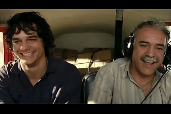 Imagem coloria mostra piloto Dato de Oliveira, morto em assalto, ao lado de Wagner Moura