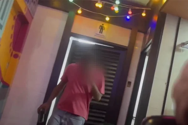 homem saindo de banheiro