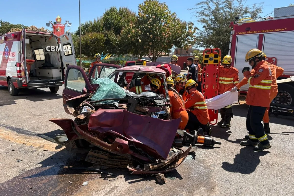 Mulher e criança são socorridas após carro bater em caminhão na DF-230 - imagem 1 Mulher e criança são socorridas após carro bater em caminhão na DF-230 - imagem 1