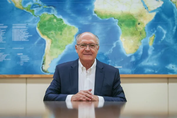 O vice-presidente, Geraldo Alckmin, fala sobre a morte do papa Francisco em entrevista ao Metrópoles, em seu gabinete, no Palácio do Planalto - Metrópoles