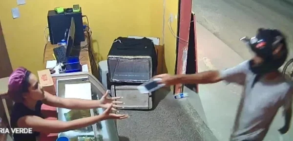 Vídeo. Assaltante devolve celular roubado após apelo: “Estou pagando”