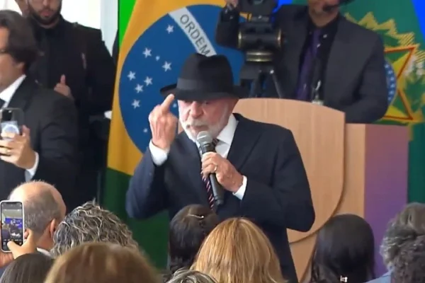 Imagem colorida mostra Lula mostrando dedo do meio - Metrópoles