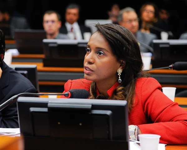 Tia Eron diz que participará da sessão de amanhã do Conselho de Ética