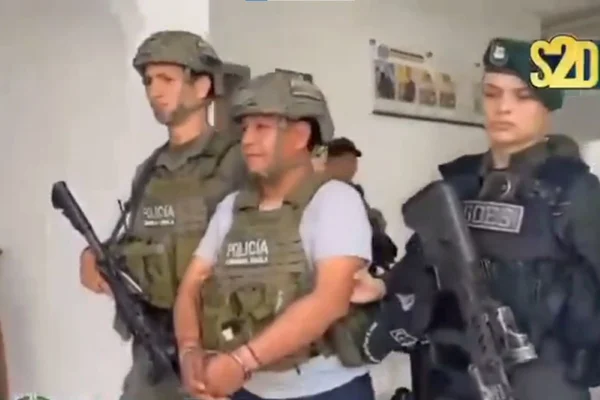 Foto colorida de suspeito sendo preso pela Polícia Nacional da Colômbia - Metrópoles