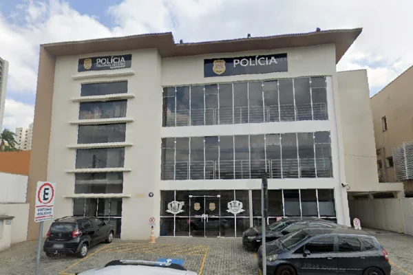 Imagem colorida de delegacia da defesa da mulher de São José dos Campos. Metrópoles