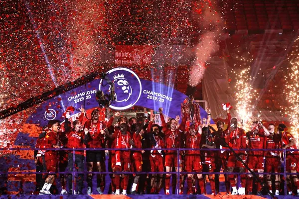 Liverpool vence, atrapalha Chelsea e recebe a taça do Campeonato Inglês
