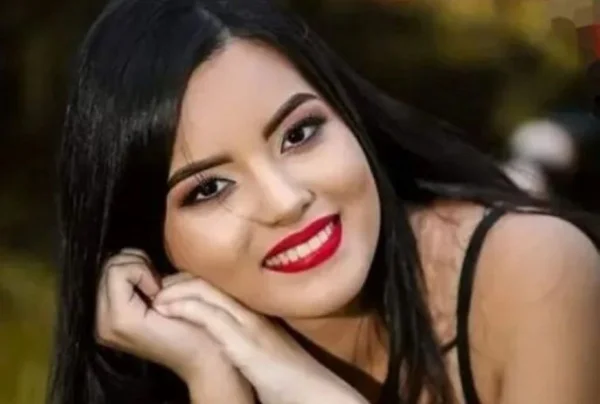 foto colorida de mulher com a mão no rosto