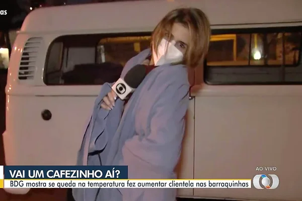 A repórter Rosane Mendes usa cobertor no Bom Dia Goiás