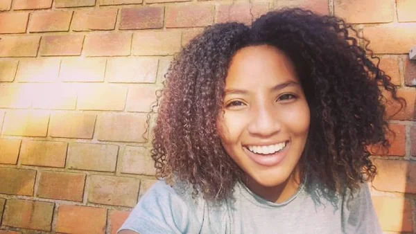 Filha de doméstica aprovada em universidade francesa precisa de ajuda