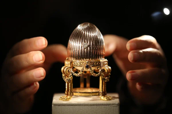 Saiba o que é ovo Fabergé, joia raríssima que pode custar milhões