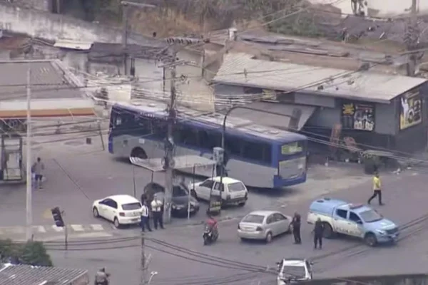 Foto colorida de ônibus sequestrado no Rio de Janeiro - Metrópoles