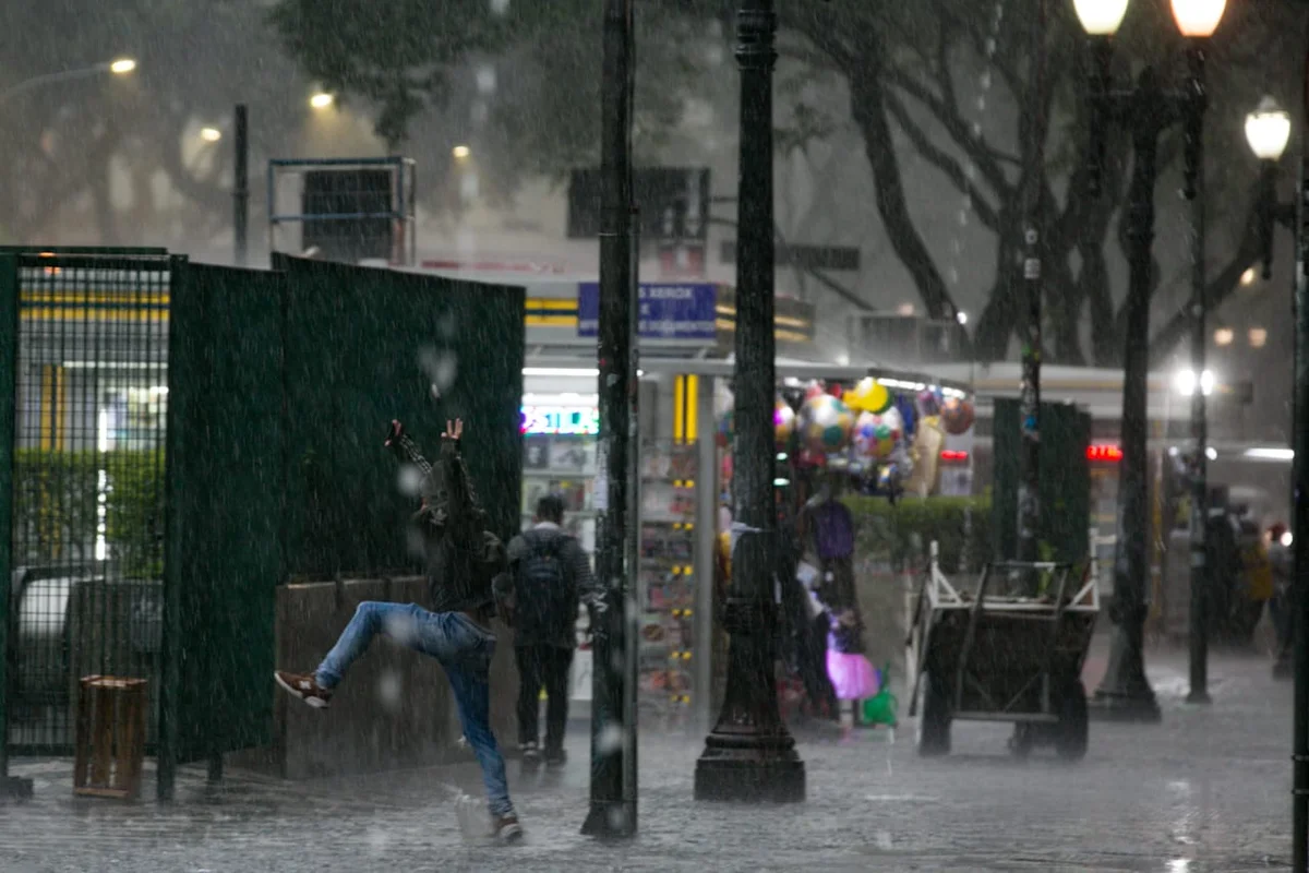 Chuva forte passou logo, mas deixou pontos de alagamento Chuva forte passou logo, mas deixou pontos de alagamento