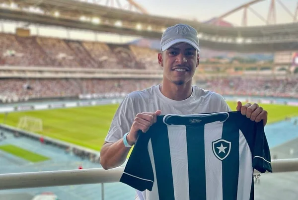 Botafogo dá chapéu no Flamengo e acerta a contratação de Luis Henrique
